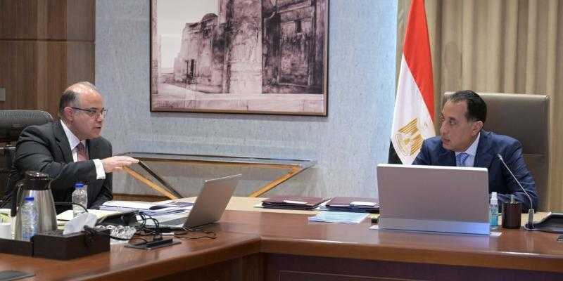 رئيس الوزراء يلتقي رئيس هيئة الرقابة المالية لاستعراض جهود تطوير وتنمية القطاع المالي غير المصرفي لتعزيز دوره في الاقتصاد القومي
