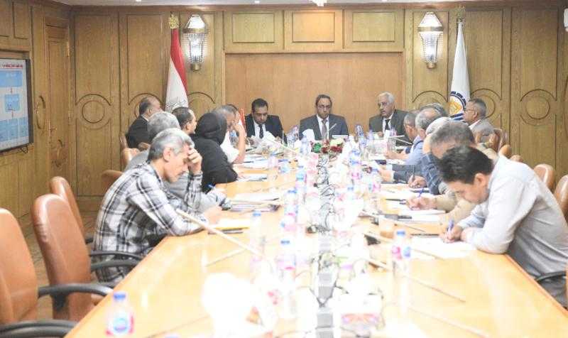 محافظ قنا يعقد اجتماعًا موسعًا لمتابعة ملفات التصالح والتقنين وإزالة التعديات
