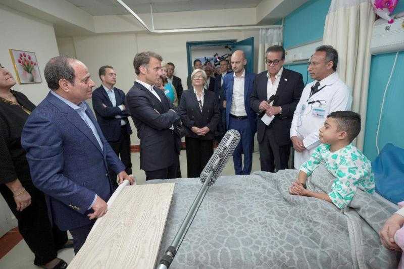 وزير الصحة يستعرض أمام الرئيس و”ماكرون” جهود مصر لتوفير الرعاية الصحية والعلاج للمصابين الفلسطينيين