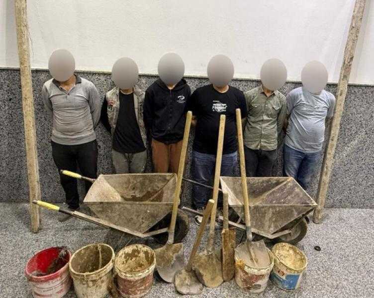 حلم الثراء ينتهى خلف القضبان ..ضبط 6 أشخاص  للتنقيب عن الآثار داخل عقار بالزيتون