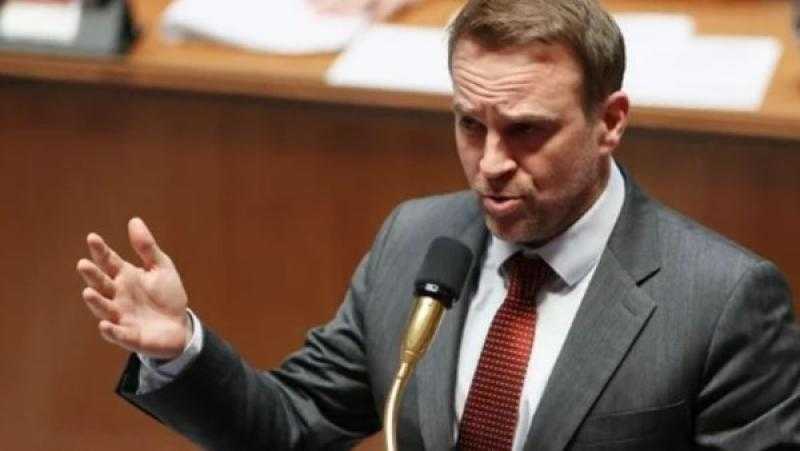 وزير فرنسي يدعو شركات باريس إلى وقف استثماراتها فورا بأمريكا