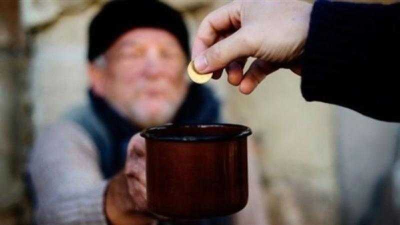 ما حكم منع الصدقة عن المتسولين فى الشارع؟.. أمين الفتوى يجيب