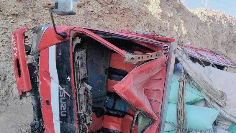إصابة 14 شخصا إثر انقلاب سيارة نصف نقل محملة بالعمالة الزراعية في البحيرة