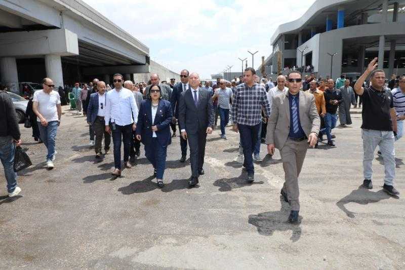 محافظ القاهرة يتفقد أعمال رفع كافة الإشغالات في المنطقة المحيطة بموقف السلام النموذجى الجديد