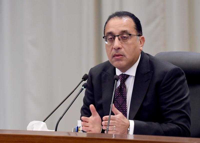 خلال زيارته لأسيوط.. رئيس الوزراء يسلم 22 من ذوى الهمم كراسى متحركة كهربائية