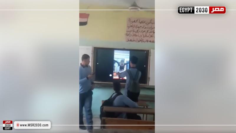 طلاب يرقصون في الفصل على فيديو