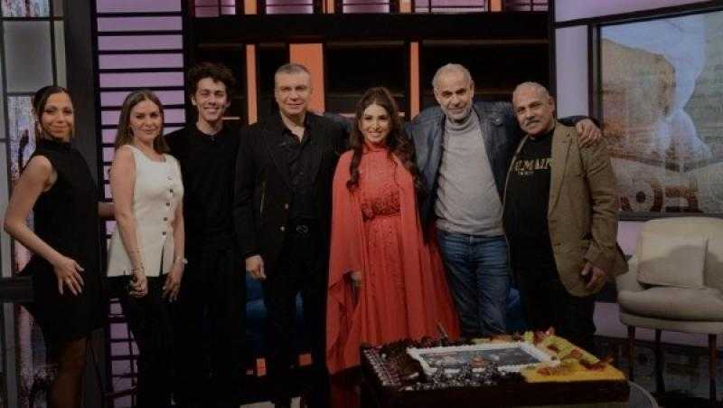 عمرو الليثي يستضيف أسرة مسلسل ”حسبة عمري” في برنامج ”واحد من الناس”