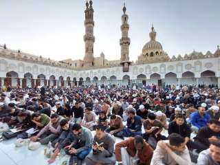 بيت الزكاة والصدقات يقدم 4000 وجبة إفطار للصائمين يوم عرفة بالجامع الأزهر