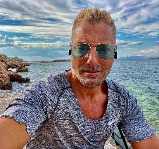 تامر هجرس يتصدر التريند بعد جنازة حماة رامي صبري