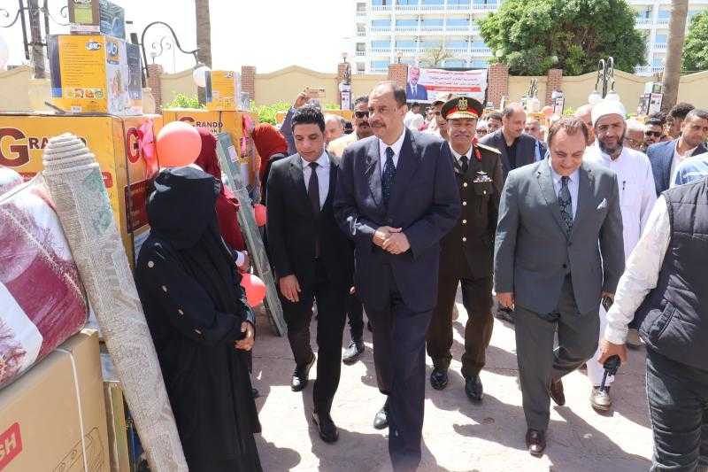 محافظ سوهاج يسلم 25 جهاز عروس للفتيات المقبلات على الزواج الأولى بالرعاية