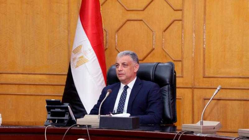محافظ الاسماعيلية : تشديد الحملات الرقابية على محطات الوقود ومواقف السرفيس والنقل الجماعي للتأكد من الالتزام بالتعريفة المقررة للمواصلات