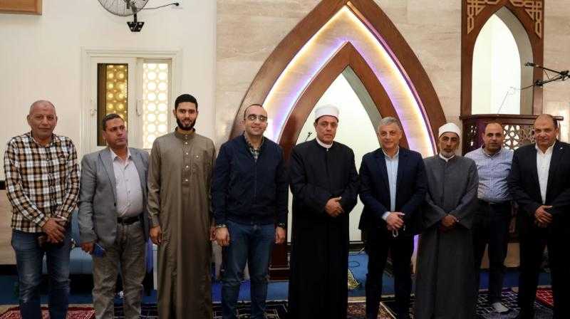 محافظ الإسماعيلية يؤدي شعائر صلاة الجمعة بمسجد الهدى بمنطقة ٢٤ أكتوبر بحي ثالث