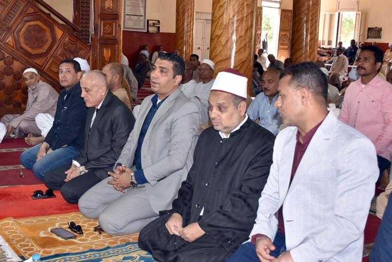 محافظ الأقصر يؤدي شعائر صلاة الجمعة بمسجد الشيخ الذهبي بمركز البياضيه