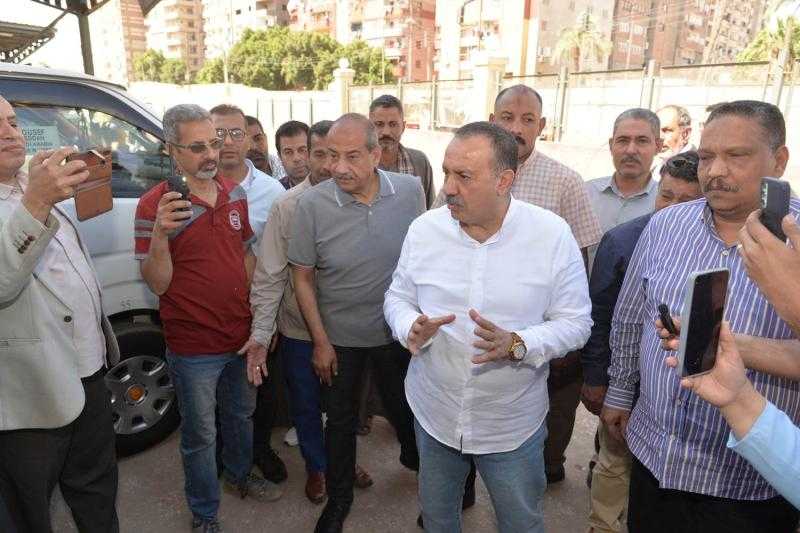 محافظ أسيوط يتفقد مواقف السرفيس ومحطات الوقود للتأكد من الإلتزام بالتعريفة الجديدة