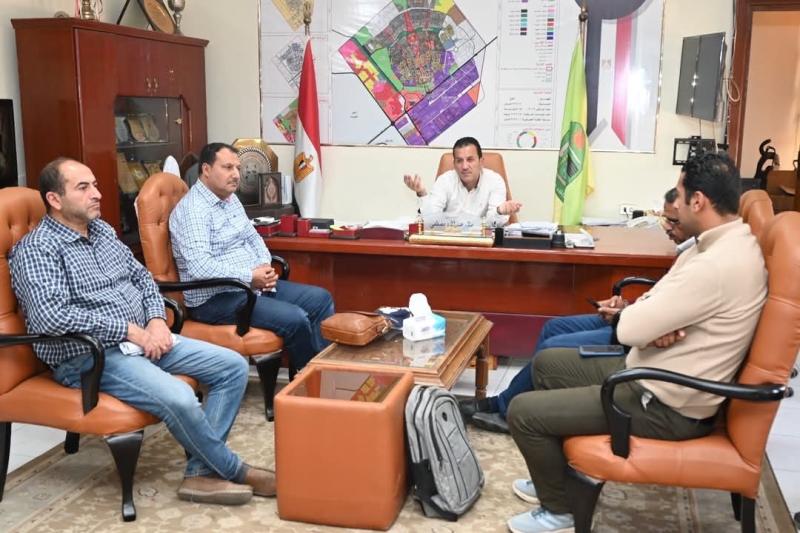 رئيس جهاز العاشر من رمضان يتابع الموقف التنفيذي وسير العمل بالمشروعات الجارية للطرق