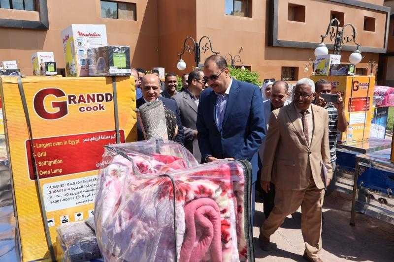 محافظ سوهاج يسلم 25 جهاز عروس للفتيات المقبلات على الزواج الأولى بالرعاية