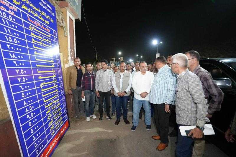 محافظ أسيوط يواصل جولاته الميدانية لمتابعة مواقف السرفيس ومحطات الوقود