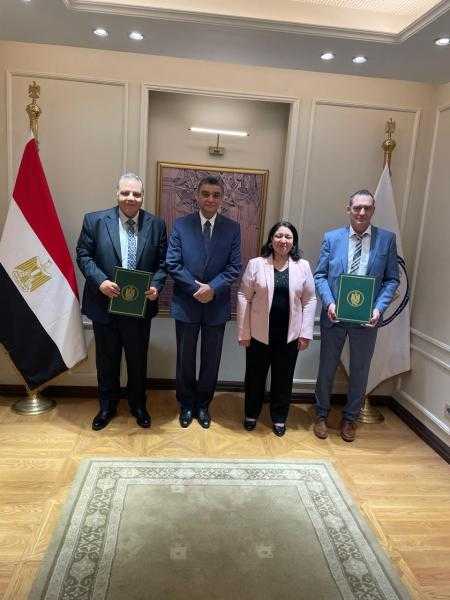 نائبة وزيرة التضامن الاجتماعي تشهد توقيع عقود تجهيز وفرش 6 مراكز للتجميع والموائمة بين الهيئة المصرية