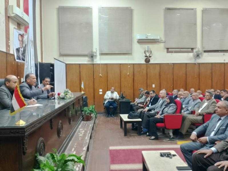 وكيل وزارة التربية والتعليم بأسيوط يجتمع بالمعنيين بالمتابعة الميدانية للمدارس