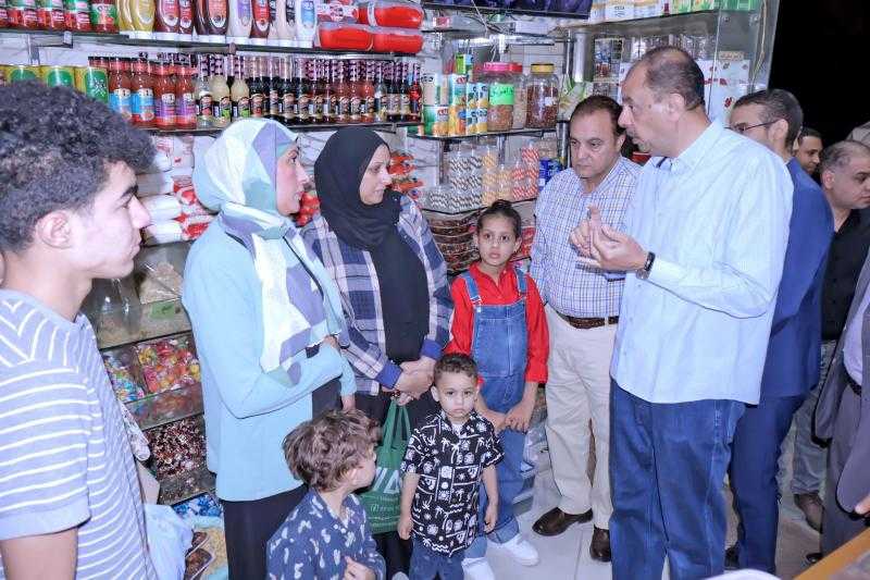 محافظ سوهاج في جولة ميدانية مفاجئة للتأكد من استقرار الأسعار بالمخابز والمطاعم
