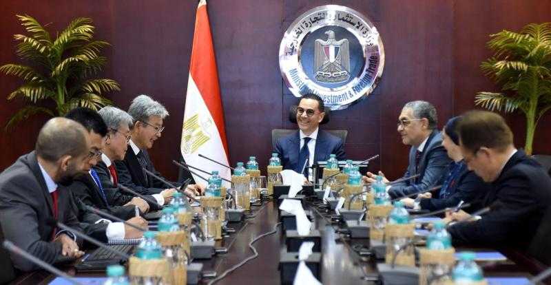 وزير الاستثمار والتجارة الخارجية يلتقي رئيس مجلس إدارة شركة يازاكي اليابانية