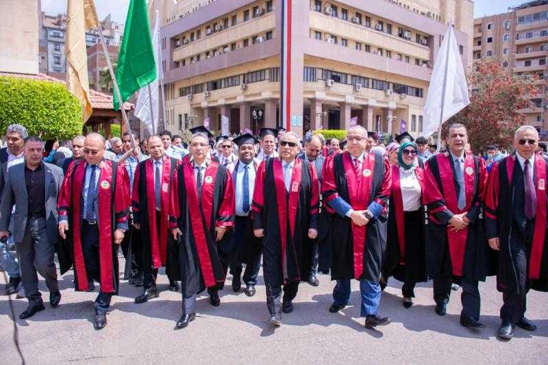 رئيس جامعة طنطا يشارك في حفل خريجي كلية التجارة
