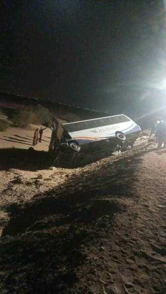 مصرع شخصين وإصابة 15 آخرين في حادث تصادم بالطريق الصحراوي الغربي | صور