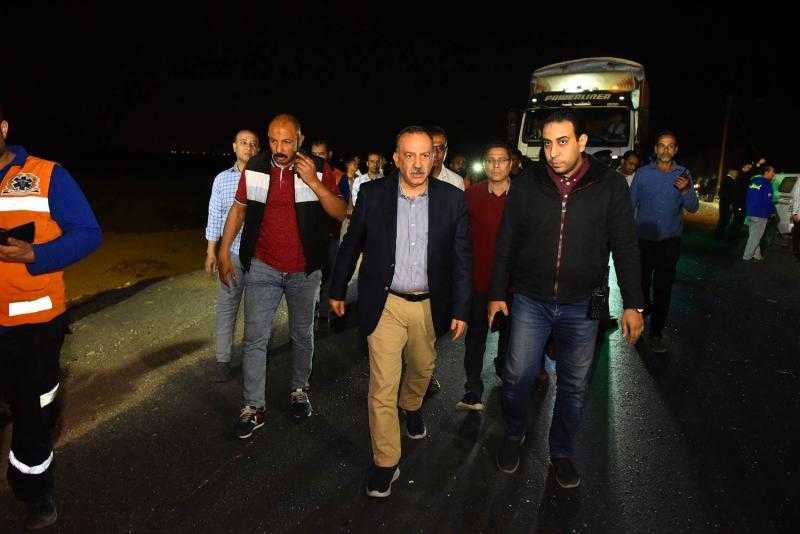 محافظ أسيوط يتفقد موقع حادث تصادم أتوبيس وسيارتين ملاكي بطريق عرب العوامر بأبنوب أسفر عن وفاة شخصين وإصابة 11 أخرين