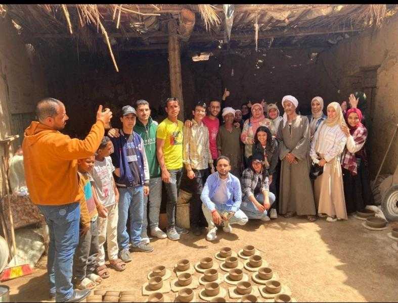 بقرية أم دومه..كلية الآثار بجامعة سوهاج تنظم زيارة ميدانية للطلاب لمصنع الفخار