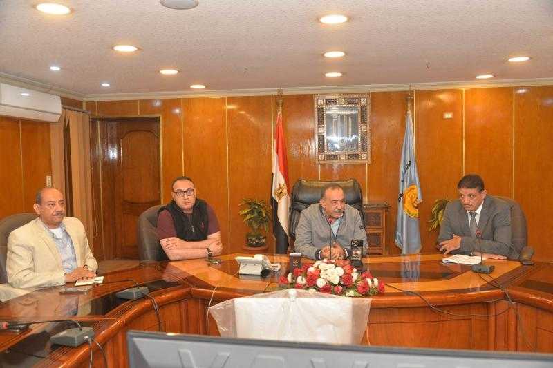 محافظ أسيوط يعقد اجتماعا مع رؤساء المراكز والأحياء لمناقشة ملفات المتغيرات المكانية والتصالح والتقنين