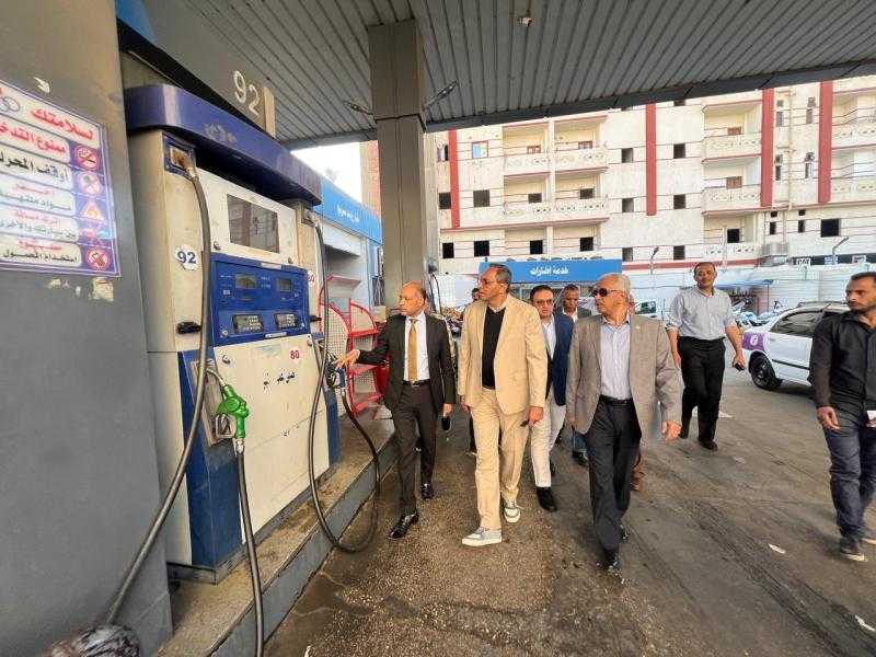 محافظ قنا يفاجئ مواقف سيارات الأجرة ومحطات الوقود لمتابعة الالتزام بالتعريفة الجديدة
