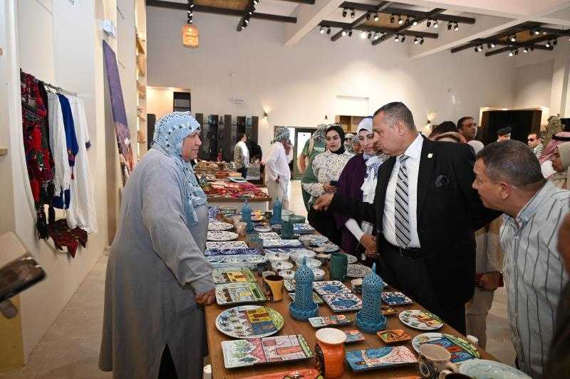 محافظ جنوب سيناء يتفقد قرية التراث البدوي ويشيد بجهود العارضات ويؤكد دعمه الكامل للحرف التراثية