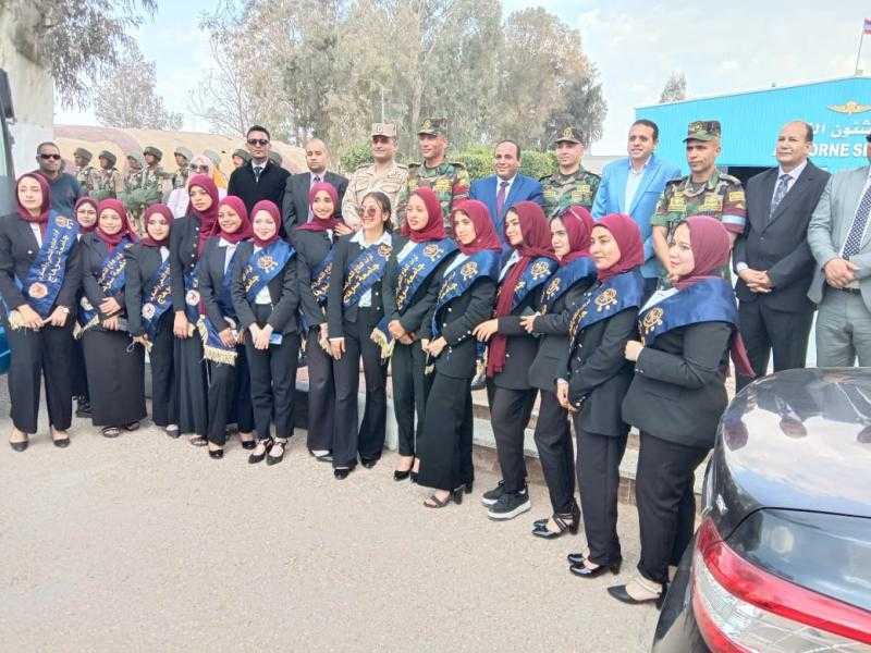 قيادة قوات المظلات تستقبل وفد جامعة سوهاج في زيارة ميدانية