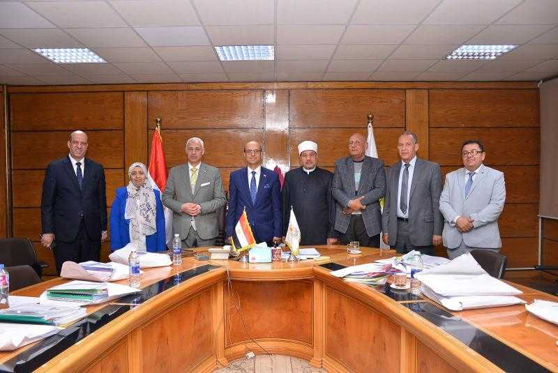 المنشاوي يرأس اجتماع لجنة القيادات بجامعة أسيوط لاختيار مدير عام الصناديق الخاصة وتجديد تعيين عدد من القيادات