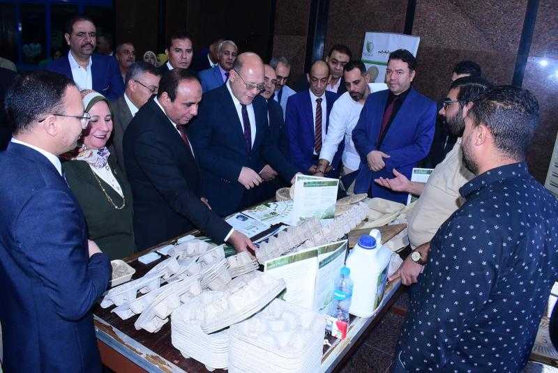 رئيس جامعة سوهاج يتفقد معرض لمنتجات صديقة البيئة يضم فحم نباتي وتصنيع ألياف الموز