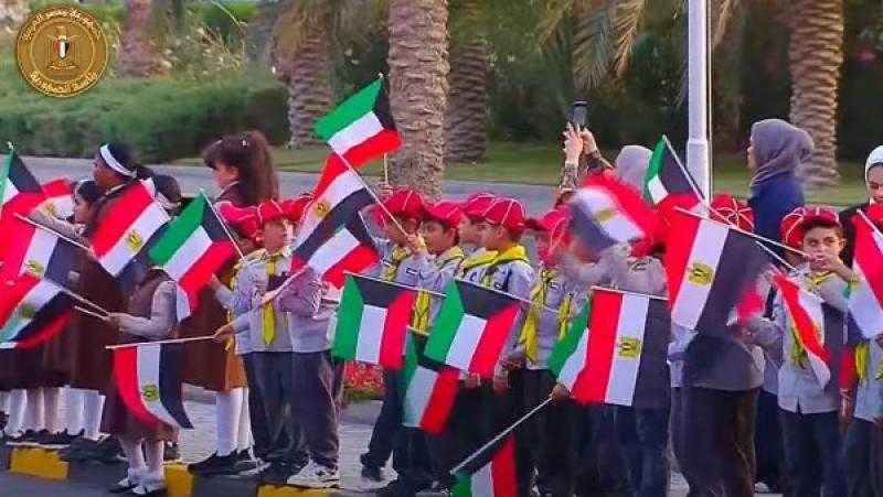 استقبال حافل.. أطفال الكشافة الكويتية يستقبلون الرئيس السيسي بأعلام مصر والكويت