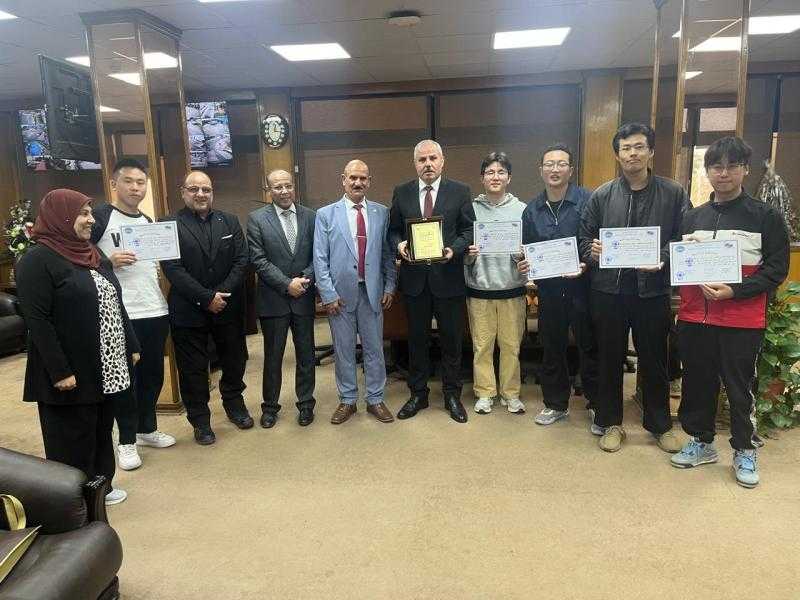 رئيس جامعة قناة السويس يستقبل خريجي جامعة تيانجين للدراسات الأجنبية ويشيد بتفوقهم في اللغة العربية