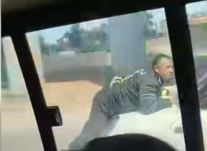 سيارة تدهس أمين شرطة مرور أثناء محاولة الفرار
