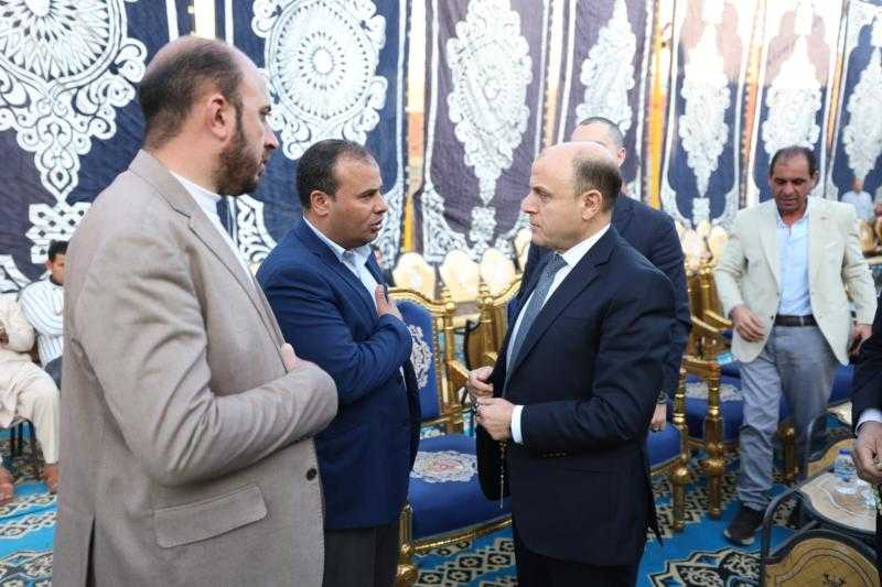 محافظ كفر الشيخ يقدم واجب العزاء فى والدة مدير المتغيرات المكانية بقرية خميس