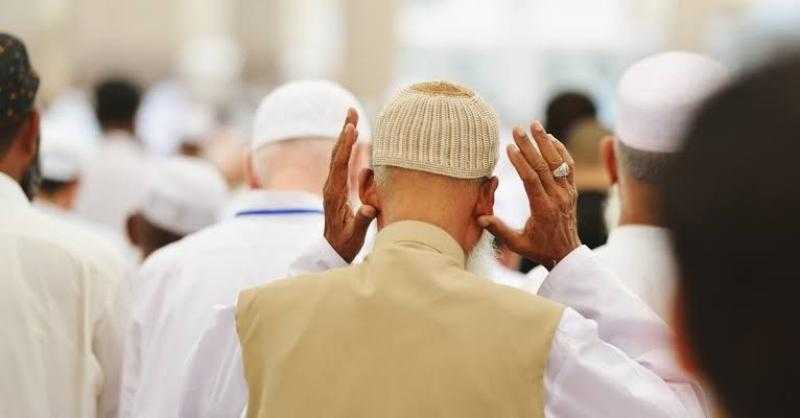 حكم الصلاة وراء إمام يُخطئ في الفاتحة.. الإفتاء توضح