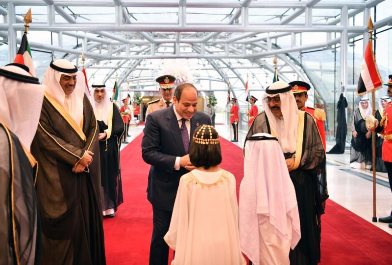 صور وصول الرئيس السيسي إلى الكويت في ثاني محطات جولته الخليجية