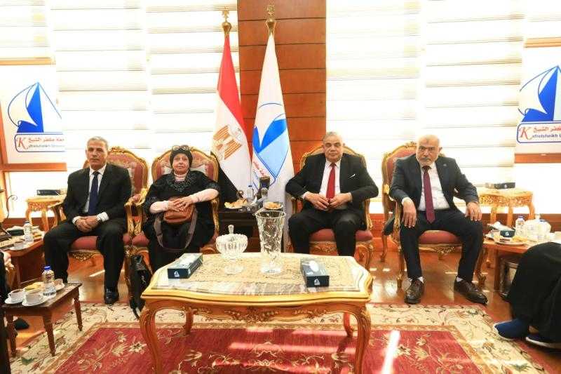رئيس جامعة كفر الشيخ يستقبل فريق لجنة المراجعة الخارجية من الهيئة القومية لضمان جودة التعليم والاعتماد فى زيارته لكلية التمريض بالجامعة