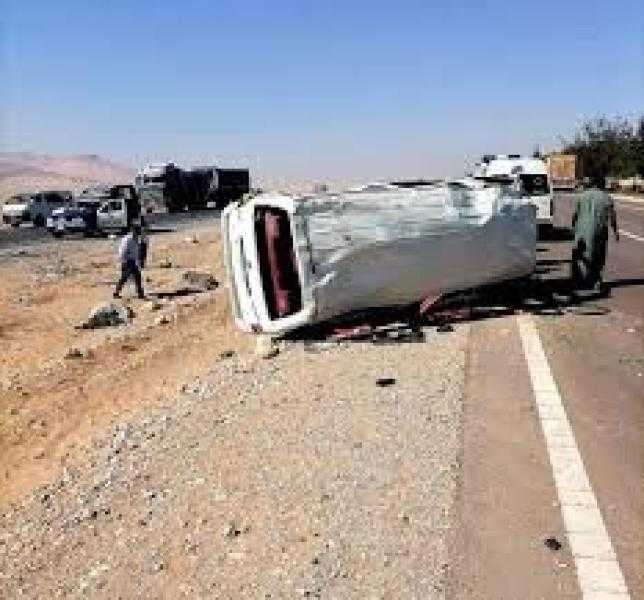 إصابة 19 شخصًا في انقلاب ميكروباص بطريق أسيوط الصحراوي