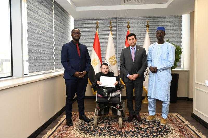 وزير الشباب والرياضة ومنظمة الكنفجيس يسلمان منحا للشباب أصحاب المشروعات الصغيرة