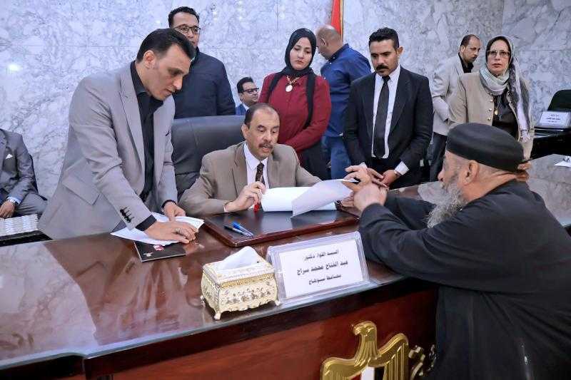 محافظ سوهاج يعقد اللقاء الجماهيري الأسبوعي للاستماع إلى شكاوى واحتياجات المواطنين