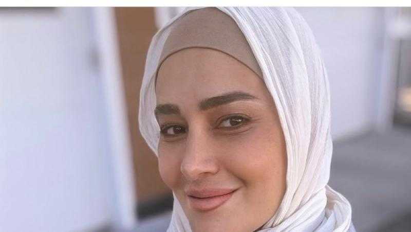 بالطرحة .. حلا شيحة تعود لارتداء الحجاب