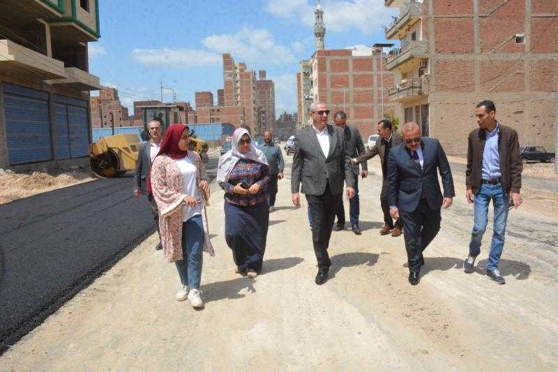 محافظ الغربية يتابع أعمال الرصف بطبقة الأسفلت الرابطة بمحور أم القرى