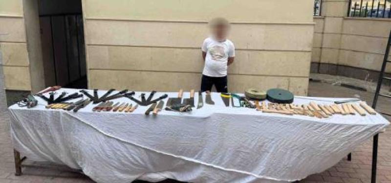 أسلحة بيضاء بحوزة المتهم 