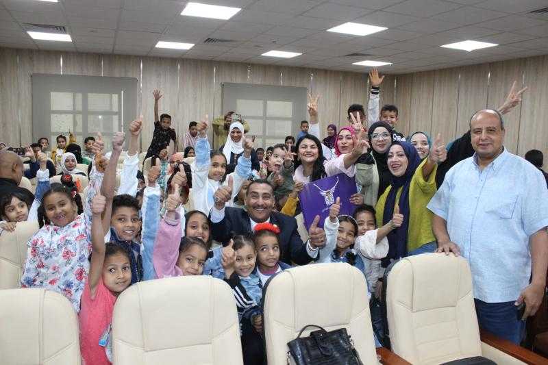 فعاليات مهرجان مسرح الجنوب تدخل البهجة على أطفال معهد الأورام بقنا