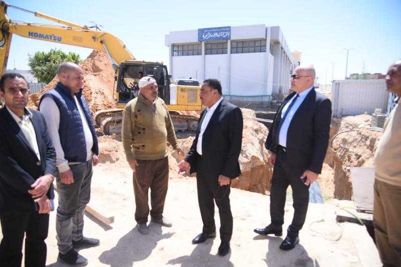 محافظ مطروح يتفقد أعمال خط توصيل مياه محطة تحلية الرميلة